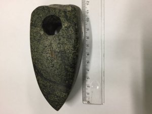 Topór z okresu neolitu - młodszej epoki kamienia
