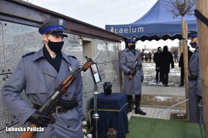 policjanci w trakcie uroczystości pogrzebowych na cmentarzu