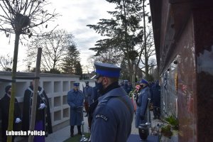 policjanci w trakcie uroczystości pogrzebowych na cmentarzu