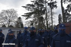 policjanci w trakcie uroczystości pogrzebowych na cmentarzu