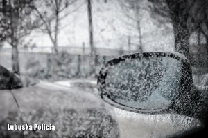 zdjęcie poglądowe: zaśnieżone okno i lusterko boczne pojazdu