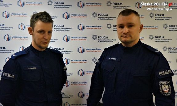 sierż. Łukasz Skibski oraz sierż. Jakub Sojka z Komisariatu Policji w Radlinie