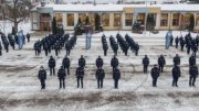 kadra, studenci oraz słuchacze Wyższej Szkoły Policji w Szczytnie stoją na placu apelowym pomagają chorej kobiecie zebrać środki na leczenie organizując specjalny challenge