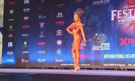 Policjantka podczas zawodów bikini fitness na scenie