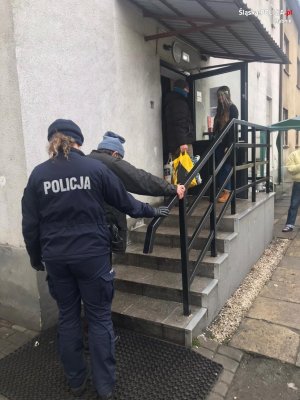 Bezdomny w obecności służb wchodzi do Schroniska w Przegędzy