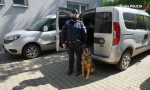 policjant z psem przy radiowozie