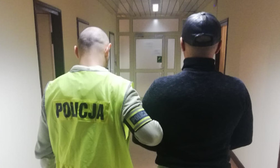 Policjant i zatrzymany odwróceni tyłem