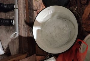 Zamarznięta woda w wiadrze