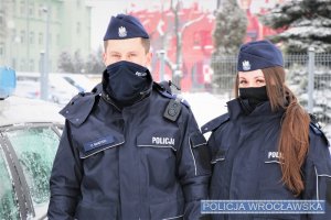 Zdjęcie przedstawia policjantów, którzy pomogli mężczyźnie uwięzionemu w błocie