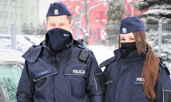 Zdjęcie przedstawia policjantów, którzy pomogli mężczyźnie uwięzionemu w błocie