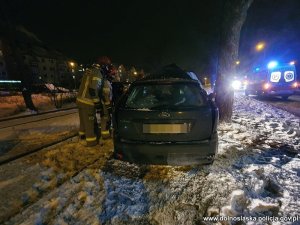 Zdjęcie rozbitego samochodu na miejscu zdarzenia