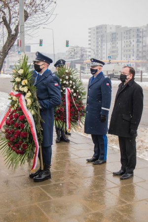 minister spraw wewnętrznych i administracji oraz komendant główny policji składają wieńce pod kapliczką