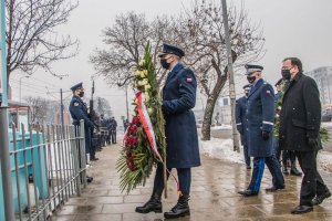 minister spraw wewnętrznych i administracji oraz komendant główny policji składają wieńce pod kapliczką