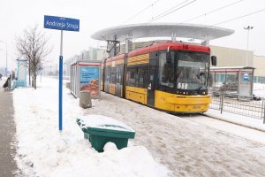 Skwer Andrzeja Struja na warszawskiej Woli, tramwaj stojący na przystanku