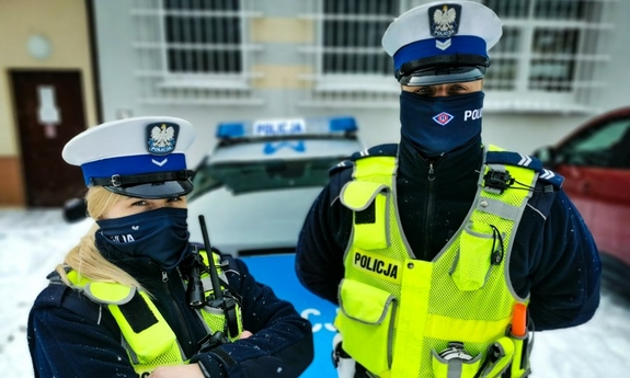 policjant i policjantka