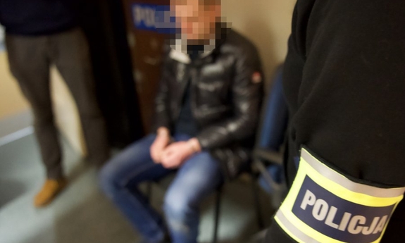 zatrzymany siedzi zakuty w kajdankach