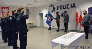 Na zdjęciu widać umundurowanych policjantów podczas uroczystości ślubowania