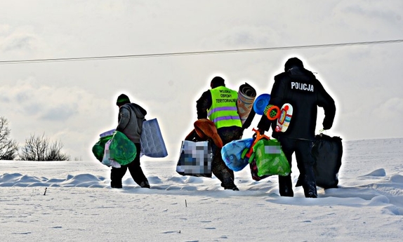 Dzielnicowy, żołnierz WOT, mężczyzna niosą torby przez zaśnieżone pole