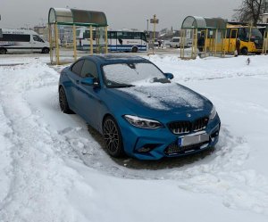 samochód marki bmw w kolorze niebieskim stojący na dworcu