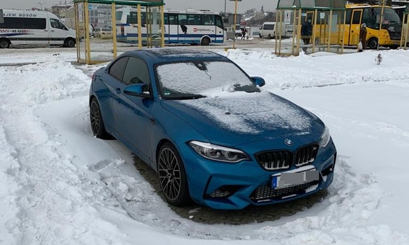 samochód marki bmw w kolorze niebieskim stojący na dworcu