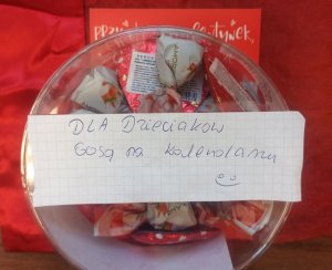 pudełko z cukierkami, na pudełku karteczka z napisem: dla dzieciaków co są na kalendarzu