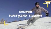 kadr z filmu napis Konkurs plastyczno - filmowy, w tle zjeżdżający narciarz