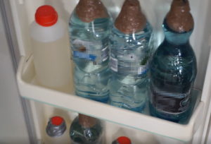 plastikowe butelki wypełnione przezroczystym płynem
