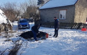 rozładunek węgla na podwórku