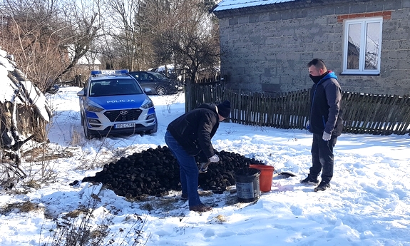 rozładunek węgla na podwórku