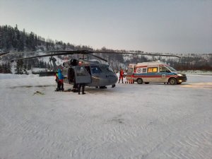 Policyjny helikopter obok stoi karetka pogotowia ratunkowego