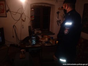 policjant w domu potrzebującego pomocy
