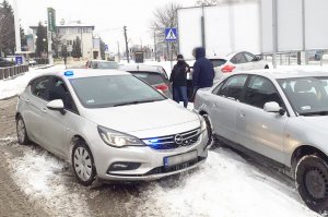 Zdjęcie przedstawia nieoznakowane radiowozy policyjne oraz nieumundurowanych policjantów na miejscu zatrzymania dwóch podejrzanych, którzy podjęli ucieczkę fordem, w którym znajdowały się narkotyki.