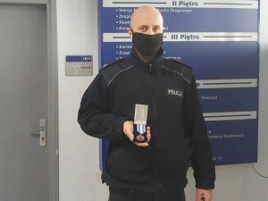 Policjant z odznaką „Honorowy Dawca Krwi – Zasłużony dla Zdrowia Narodu”