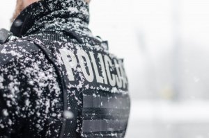 napis policja na plecach policjanta