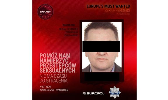 1. Grafika przedstawia wizerunek mężczyzny z czarnym paskiem na oczach. W prawym górnym rogu znajduje się napis  Europe&#039;s most wanted sex offenders. Pod zdjęciem znajduje się logo Europol oraz policyjna gwiazda. W lewym górnym rogu znajduje się logo ENFAST (European Network of Fugitive Active Search Teams). Po lewej stronie zdjęcia znajduje się napis: Wanted for sexual offences pedophilia child abuse. Oraz nieco poniżej napis: pomóż nam namierzyć przestępców seksualnych. Nie ma czasu do stracenia. Poniżej napis po angielsku: visit now www.eumostwanted.eu