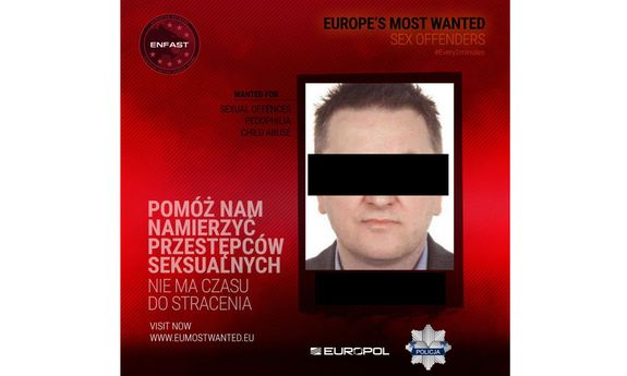 1. Grafika przedstawia wizerunek mężczyzny z czarnym paskiem na oczach. W prawym górnym rogu znajduje się napis  Europe&#039;s most wanted sex offenders. Pod zdjęciem znajduje się logo Europol oraz policyjna gwiazda. W lewym górnym rogu znajduje się logo ENFAST (European Network of Fugitive Active Search Teams). Po lewej stronie zdjęcia znajduje się napis: Wanted for sexual offences pedophilia child abuse. Oraz nieco poniżej napis: pomóż nam namierzyć przestępców seksualnych. Nie ma czasu do stracenia. Poniżej napis po angielsku: visit now www.eumostwanted.eu