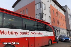 krwiobus stoi przed komendą