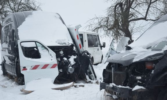 &lt;img src=&quot;/dokumenty/zalaczniki/250/mini/250-126439_m-216d47.jpg&quot; alt=&quot;Na zdjęciu widoczne są trzy pojazdy typu bus, dwa koloru czarnego są zasypane śniegiem i posiadają uszkodzone i zdekompletowane przody. Na jednym z czarnych busów oparte sa drzwi koloru białego z biało czerwoną naklejką. W oddali widać tylko część białego busa, który stoi za czarnymi busami.&quot;&gt;