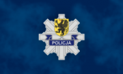 logo pomorskiej Policji, na granatowym tle policyjna gwiazda z napisem Policja i herb Pomorza - wizerunek czarnego gryfa, ze wzniesionymi skrzydłami, z wysuniętym językiem koloru czerwonego, umieszczony w polu tarczy herbowej koloru złotego.