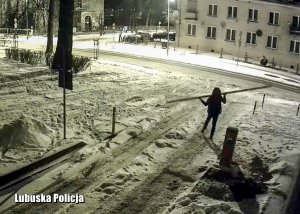 Zdjęcie z monitoringu na którym mężczyzna trzyma parkingowy szlaban.&quot;&gt;