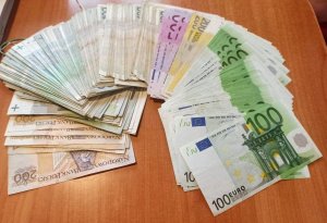 Zabezpieczone banknoty 200 złotowe i Euro w różnych nominałach