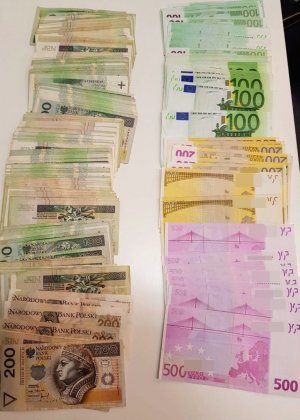 Zabezpieczone banknoty 200 złotowe i Euro w różnych nominałach