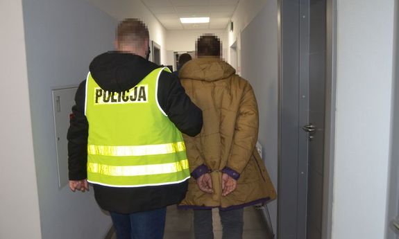 Policjant prowadzi zatrzymanego