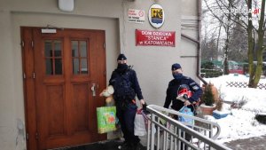 zdjęcie kolorowe: katowiccy policjanci przed budynkiem Domu Dziecka&quot;&gt;