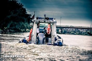 Policyjna motorówka płynie po rzece