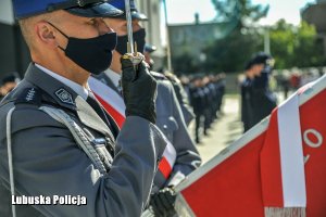 ślubowanie policjantów, na pierwszym planie poczet sztandarowy