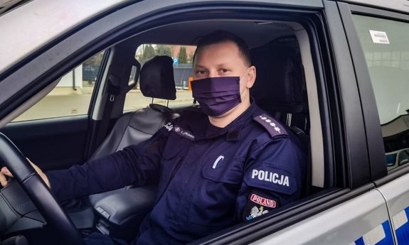 policjant siedzi w radiowozie