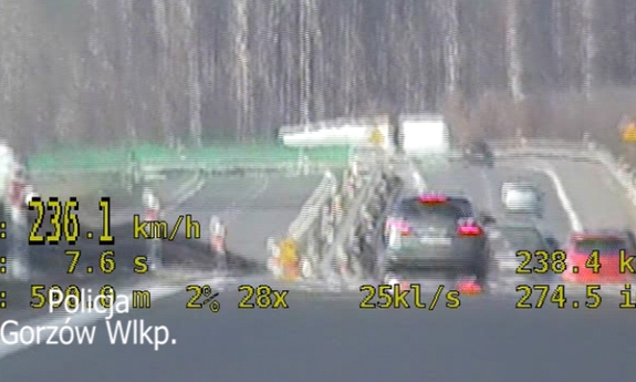 Stopklatka z kamery wideorejestratora przedstawia samochód jadący z prędkością 236,1 km na godzinę
