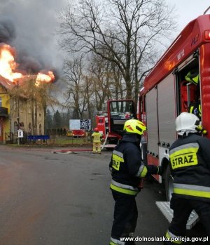 strażacy podczas akcji gaszenia budynku