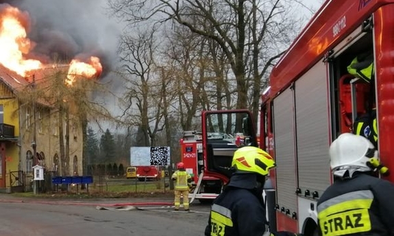 strażacy podczas akcji gaszenia budynku